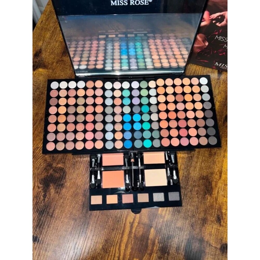 Makeup kit. - Picture 2 of 8